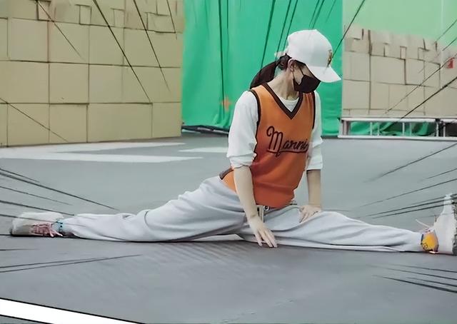 赵丽颖片场练武太霸气！单手挥长棍力气巨大，跪地上拉伸不嫌脏乱