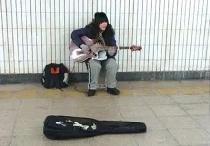 西单女孩任月丽，从街头卖唱到登上春晚舞台，看她是如何浴火重生