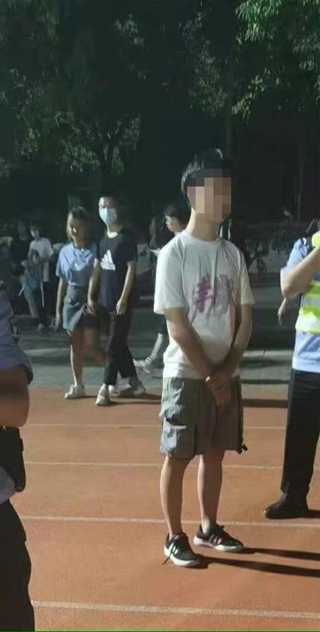 湖北一高校新生被曝偷拍女生裙底,目前该生已被开除