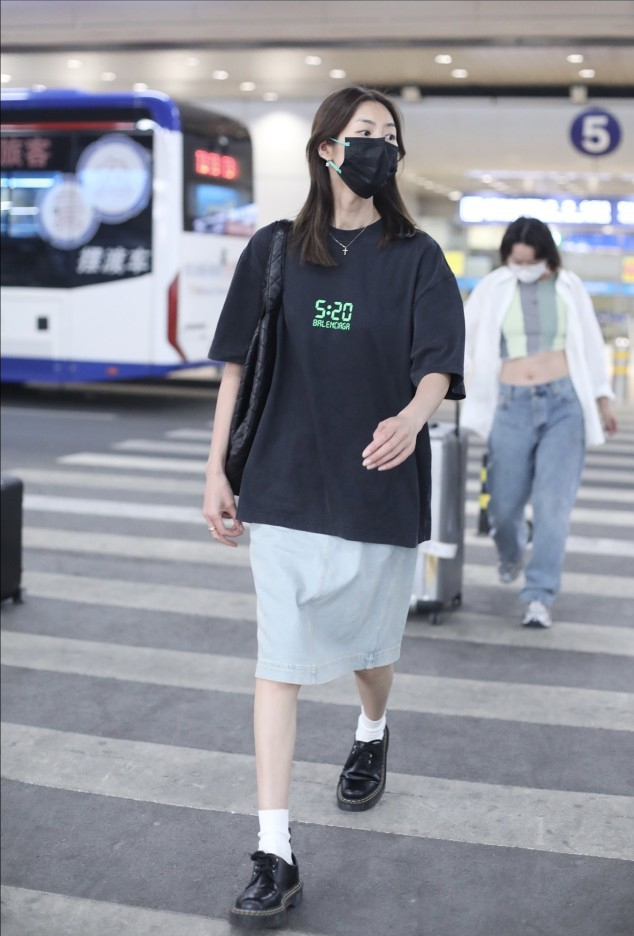 刘雯穿宽松T恤配半裙，看着霸气又特别，高个子女生都该这么搭配
