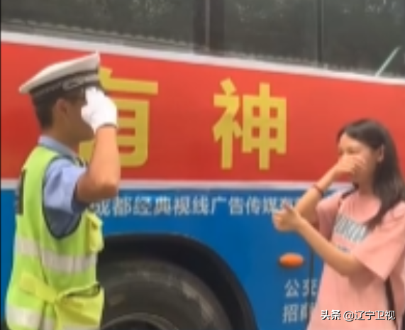 考完了，“一字马”女孩火了！网友：开心到劈叉