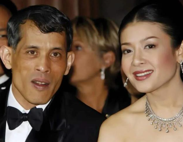 2014年,泰国王妃脱光衣服趴在地上给狗喂食,遭到曝光后被迫出家