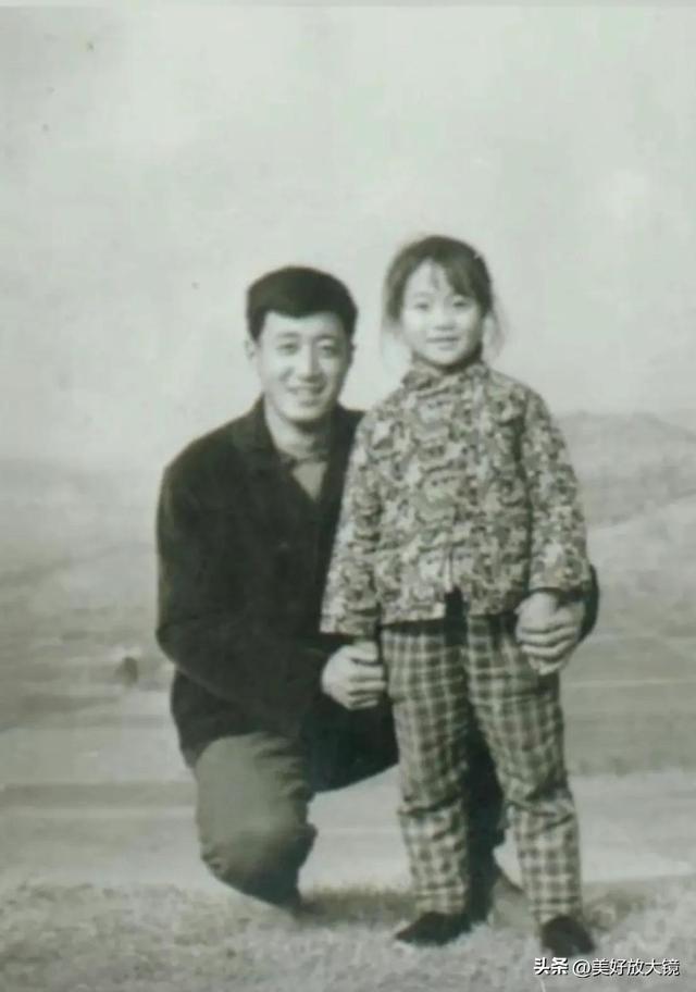 整个童年的记忆都模糊了，只记得被一个女孩追着打