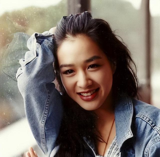 明明已为人母，却个个身材火辣、性感美艳，有人一口气连生四胎