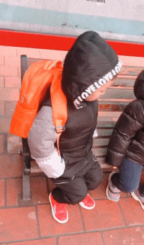 姑娘在大街玩喷水，忽然发现被人看见了，有点不好意思哈哈哈