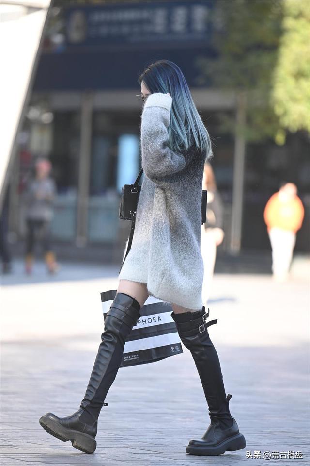 秋冬季节搭配过膝长靴,最好是搭配高跟款式,衬托身材高挑