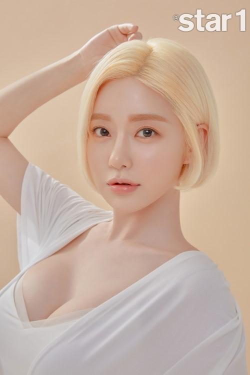 韩国美女DJ SODA拍杂志写真秀火爆身材