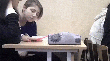 姑娘在大街玩喷水，忽然发现被人看见了，有点不好意思哈哈哈