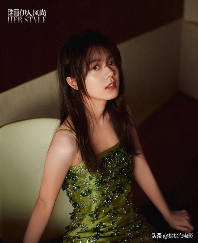 00后小花赵今麦《GQ》黑白风格写真大片，变身摇滚酷女孩