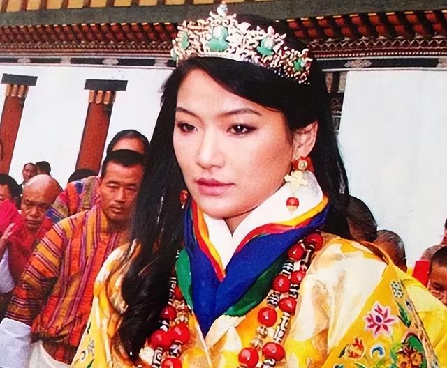 2020年,不丹最美公主嫁入嫂子佩玛家族,穿传统红嫁衣戴牡丹王冠