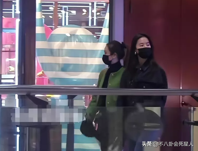 憔悴、浮肿、秃头,10位女星素颜街拍照,让我看见了人间真实