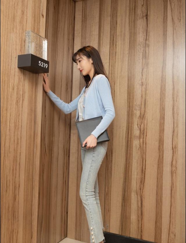 时尚性感的牛仔裤美女,简单的牛仔裤让美女穿出了高级的时尚感