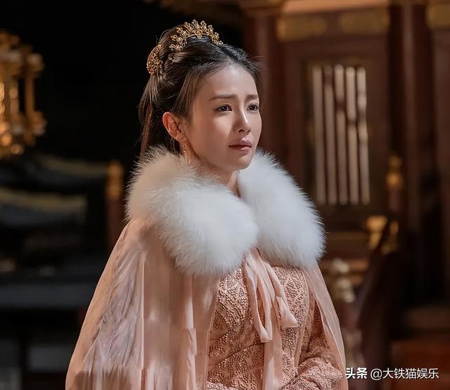颜值不够就别穿貂了,10位古装美人告诉你啥叫大氅在身,雍容华贵