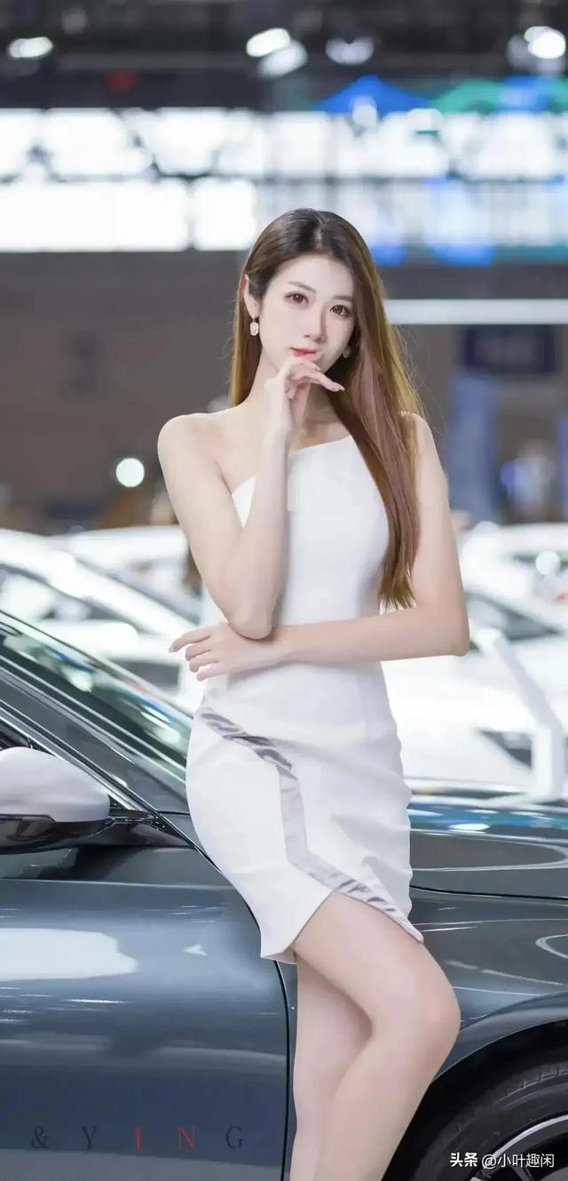 分享一组女神级车模，妩媚迷人，风情万种