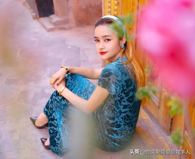 汉族青年娶同行维族美女，婚礼简单喜庆，小伙被倒追，姑娘真大胆