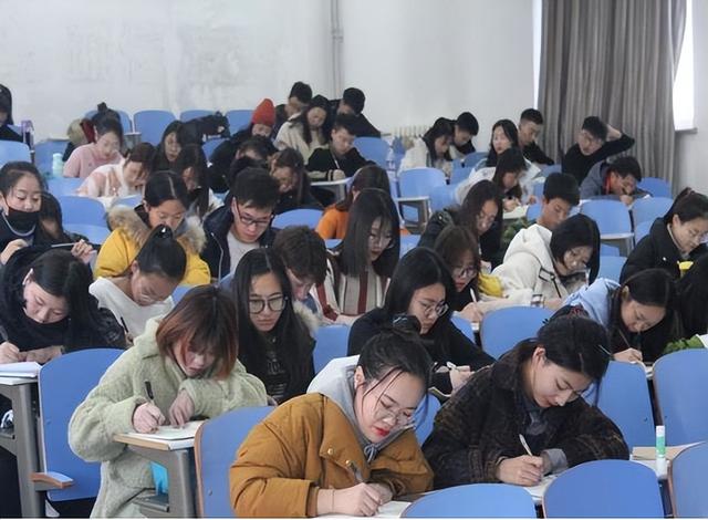 大学美女教师火了,进入教室气场全开,学生:这不大嫂来了吗