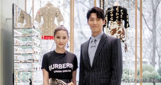 何超莲窦骁现身平价小吃店,打扮低调接地气,和佘诗曼一起聚餐