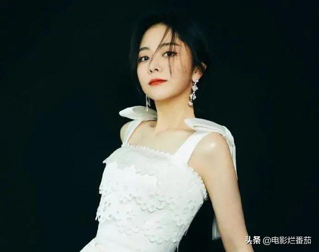 时尚先生红毯暗战，万茜又美又欲，吴宣仪清凉性感，金晨艳压全场