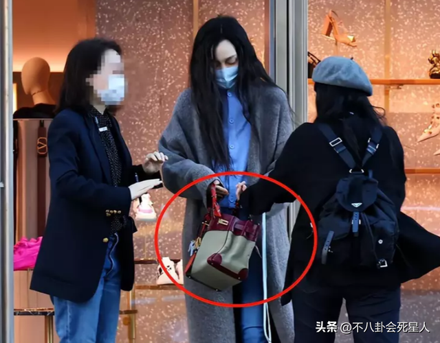 憔悴、浮肿、秃头,10位女星素颜街拍照,让我看见了人间真实