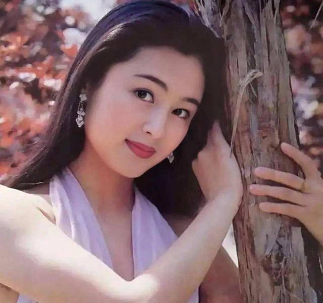 陈飞宇深夜带一女子聚餐，关系亲密疑恋爱，美女身份曝光太尴尬了吧