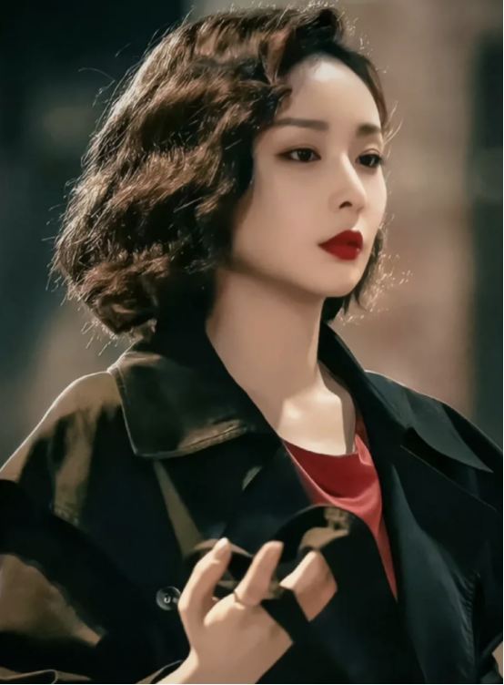 大学美女教师火了,进入教室气场全开,学生:这不大嫂来了吗