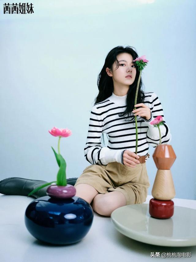 00后小花赵今麦《GQ》黑白风格写真大片，变身摇滚酷女孩