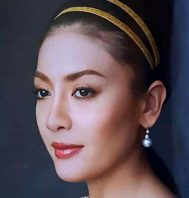 2014年,泰国王妃脱光衣服趴在地上给狗喂食,遭到曝光后被迫出家