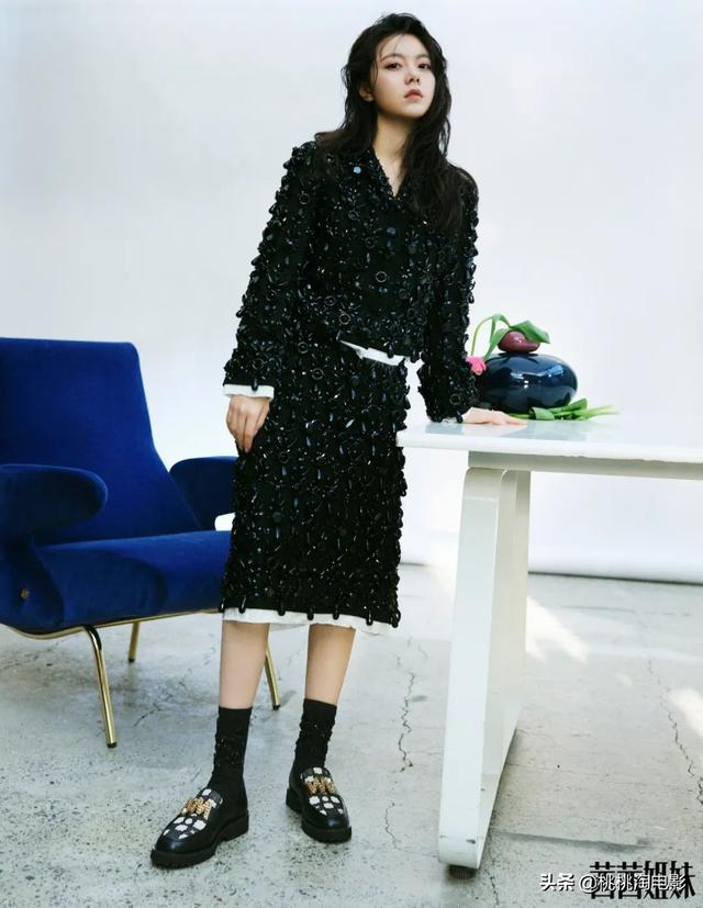 00后小花赵今麦《GQ》黑白风格写真大片，变身摇滚酷女孩