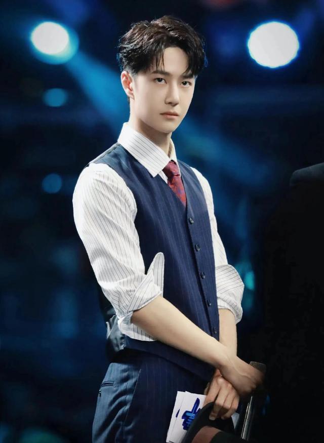 某男星多次睡粉,卑微跪舔富婆,跟网红在酒吧卫生间发生关系