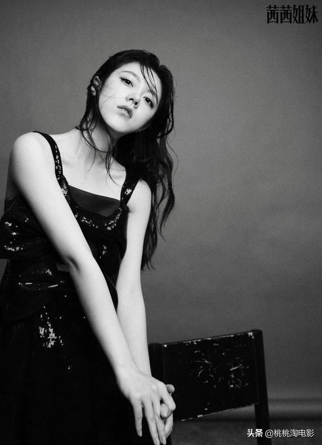 00后小花赵今麦《GQ》黑白风格写真大片，变身摇滚酷女孩