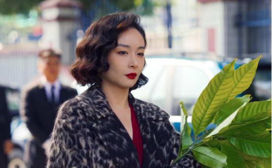 大学美女教师火了,进入教室气场全开,学生:这不大嫂来了吗