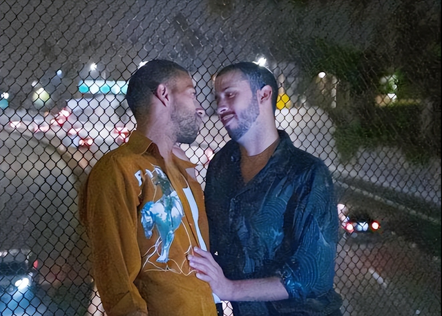 辣眼!欧美允许同性选手参加男女双人滑 冰上将现两男相拥