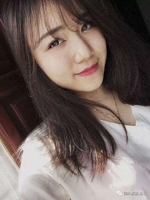 越南女老师长得太漂亮,学生忍不住偷拍照片让她走红网络