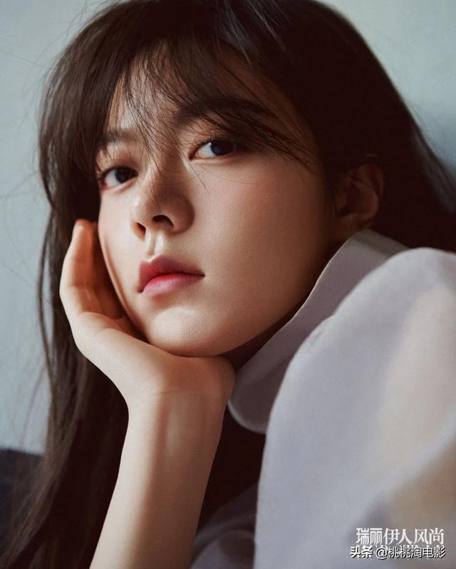 00后小花赵今麦《GQ》黑白风格写真大片，变身摇滚酷女孩