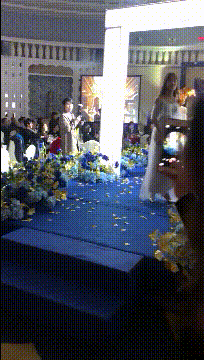 姑娘在大街玩喷水，忽然发现被人看见了，有点不好意思哈哈哈