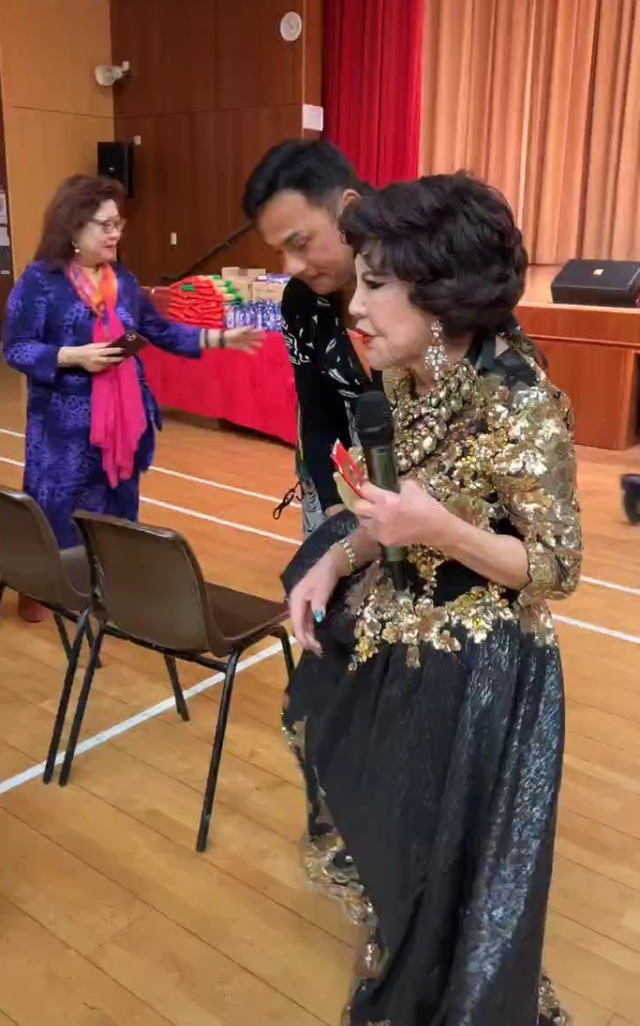 90岁香港三级女星黄夏蕙出来工作！为三餐不惜乞讨，家中财富过亿