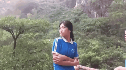 姑娘在大街玩喷水，忽然发现被人看见了，有点不好意思哈哈哈