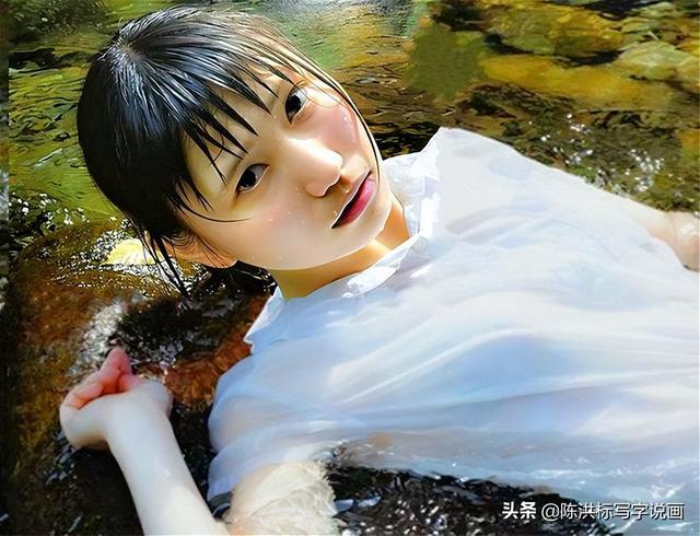 这真的不是照片?看水中少女的人体画,不仅逼真美丽而且清凉解暑