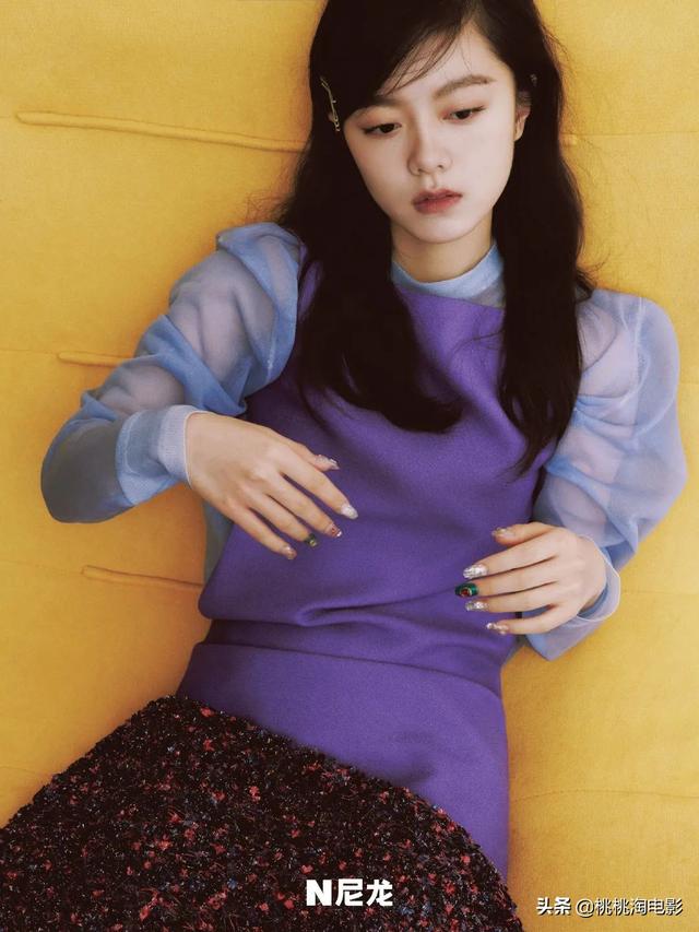 00后小花赵今麦《GQ》黑白风格写真大片，变身摇滚酷女孩