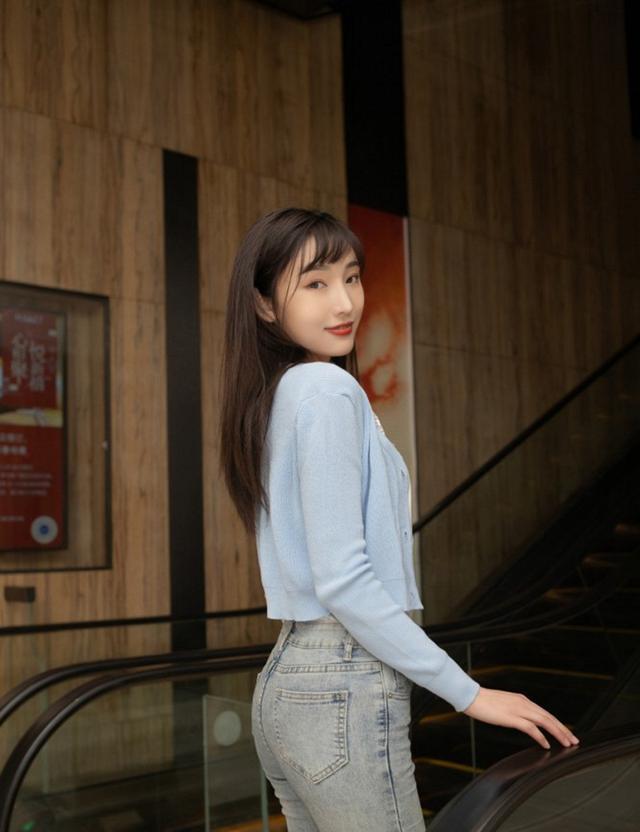 时尚性感的牛仔裤美女,简单的牛仔裤让美女穿出了高级的时尚感