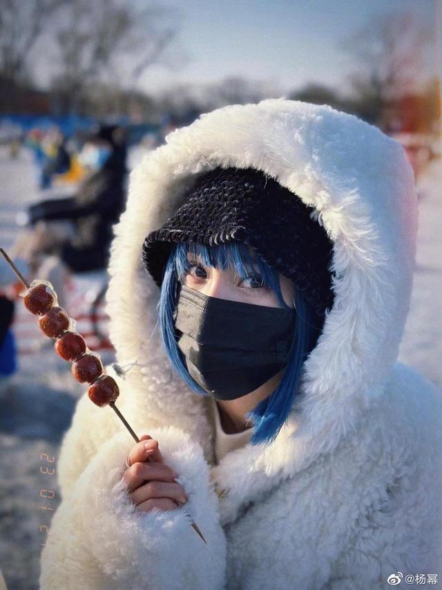 杨幂最新蓝发造型