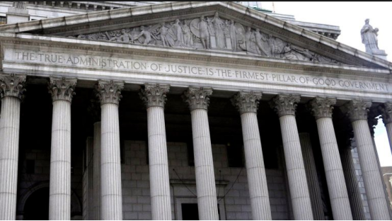 美国女子怀孕10月被捕戴手铐脚链生娃，如今获赔政府420万