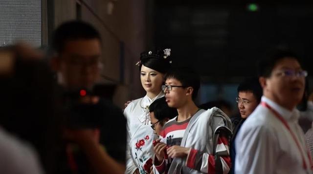 中国首款“美女机器人”诞生，可代替真人，皮肤触感很逼真