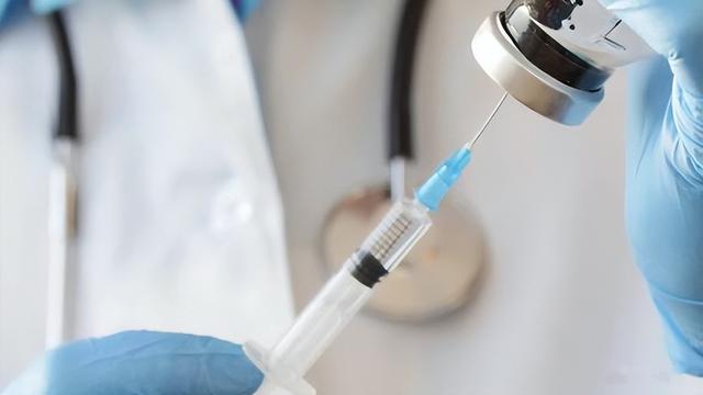 18年陕西女孩养蛇当宠物,不慎被咬伤,抢救时宁死不说是什么蛇