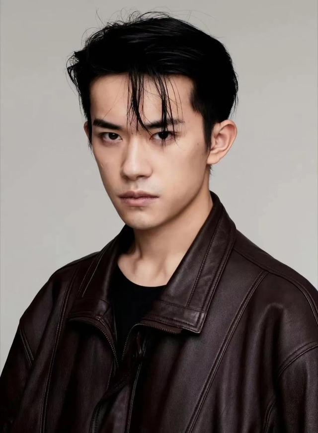 某男星多次睡粉,卑微跪舔富婆,跟网红在酒吧卫生间发生关系