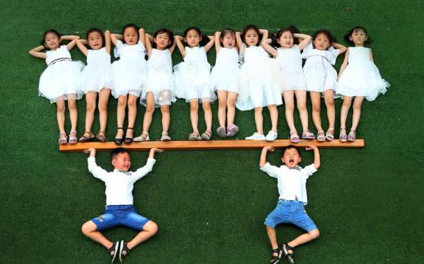 幼儿园毕业照惊艳到网友，家长却无奈表示，这份仪式感价值398元