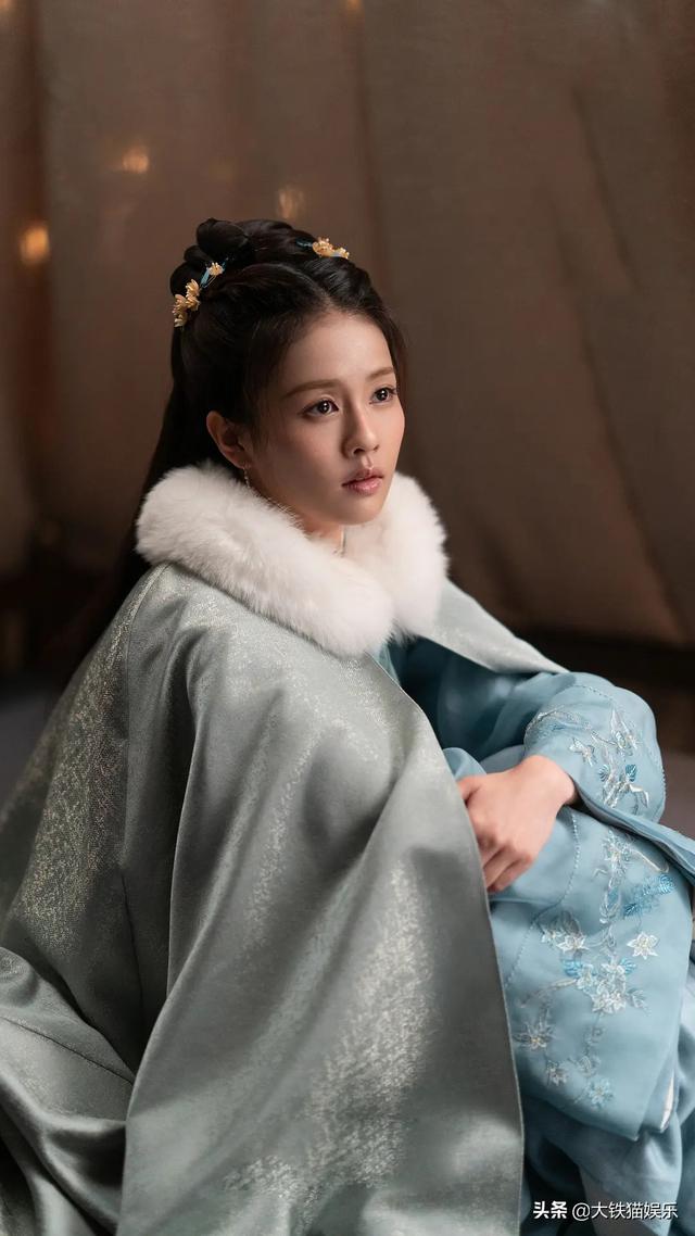 颜值不够就别穿貂了,10位古装美人告诉你啥叫大氅在身,雍容华贵