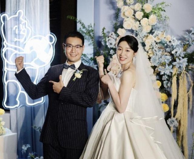 太美了！女排28岁名将大婚，张常宁领衔美女团道贺，惠若琪也祝福