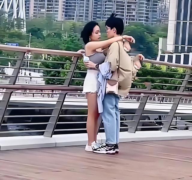 广东：情侣在街头舌吻，女生欲拒还迎主动配合，深情投入无视路人