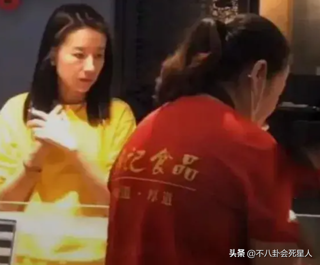 憔悴、浮肿、秃头,10位女星素颜街拍照,让我看见了人间真实